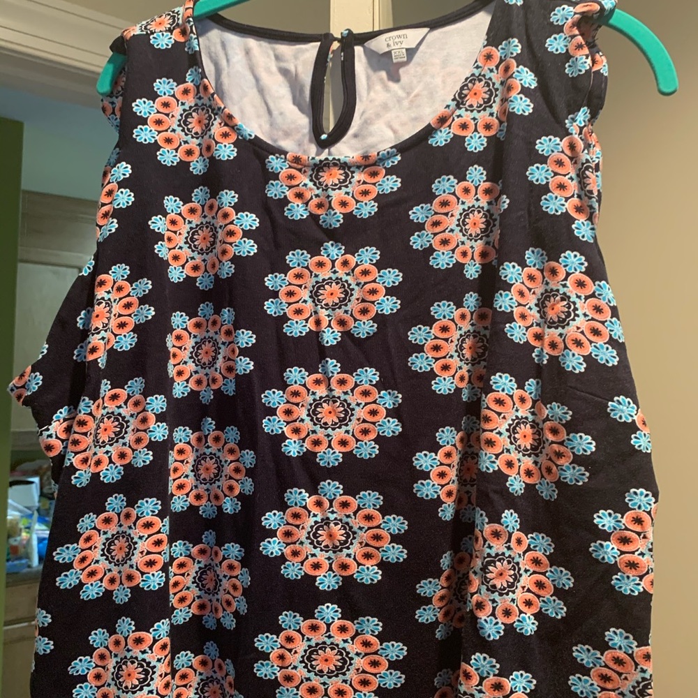 Crown and ivy sleeveless top worn once in XXL